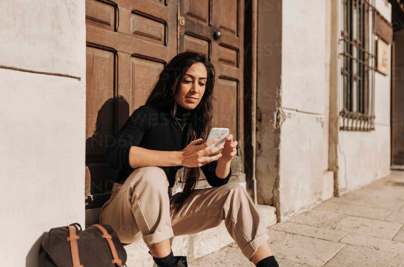 Kundin erteilt Auftrag bei Schlüsseldienst Geltow