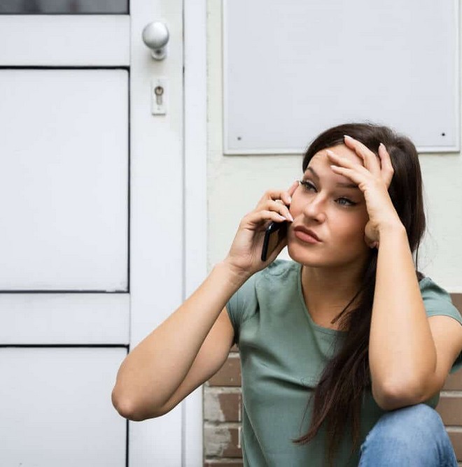 Kunden hat sich in Wustermark ausgesperrt Tür ist zugefallen, Kundin wartet auf Schlüsseldienst Wustermark